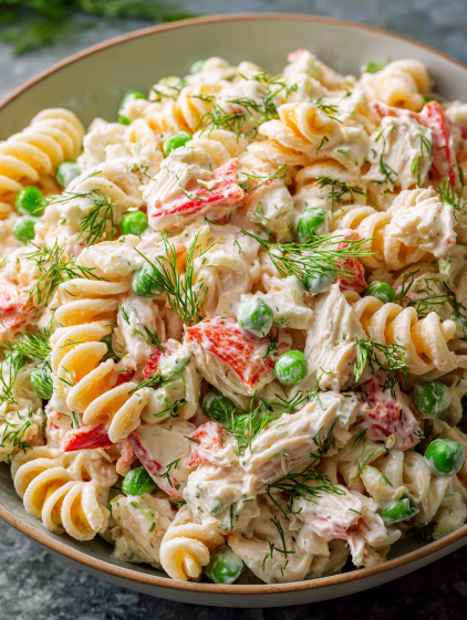 A bowl of pasta with chicken and vegetables.